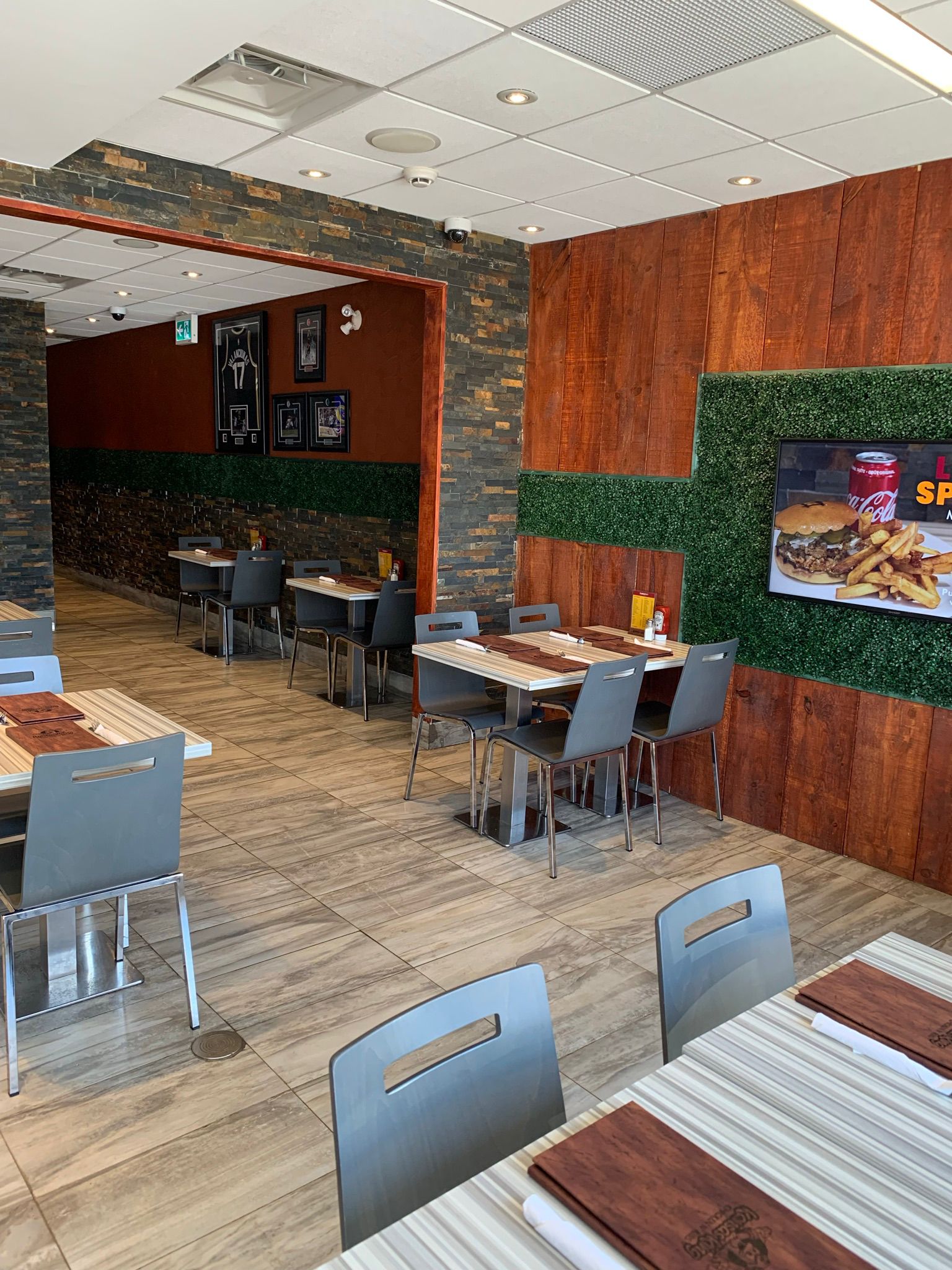 Transforming Kansas King Chicken & Ribs: A Restaurant Renovation Success Story 7 Restaurant renovation contractor project at Kansas King Chicken Ribs in Greater Toronto Area 9